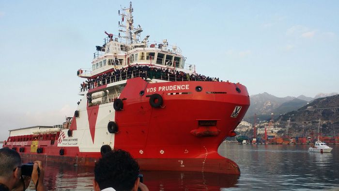 Migranti: attraccata a Salerno nave Medici senza Frontiere