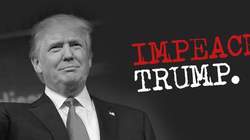 Foto in bianco e nero con Donald Trump e le parole Impeachment e Trump