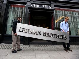 Impiegati smobilitano l'insegna di Lehman Brothers