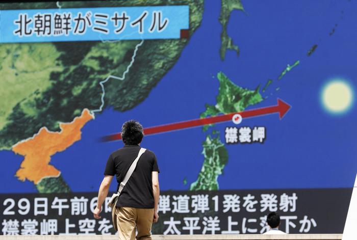 Un uomo guarda sulla tv giapponese la notizia del lancio del missile. Kim