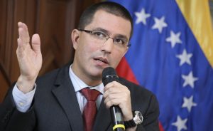 Jorge Arreaza considera obsesiva las reiteradas declaraciones del presidente colombiano sobre la crisis política en Venezuela
