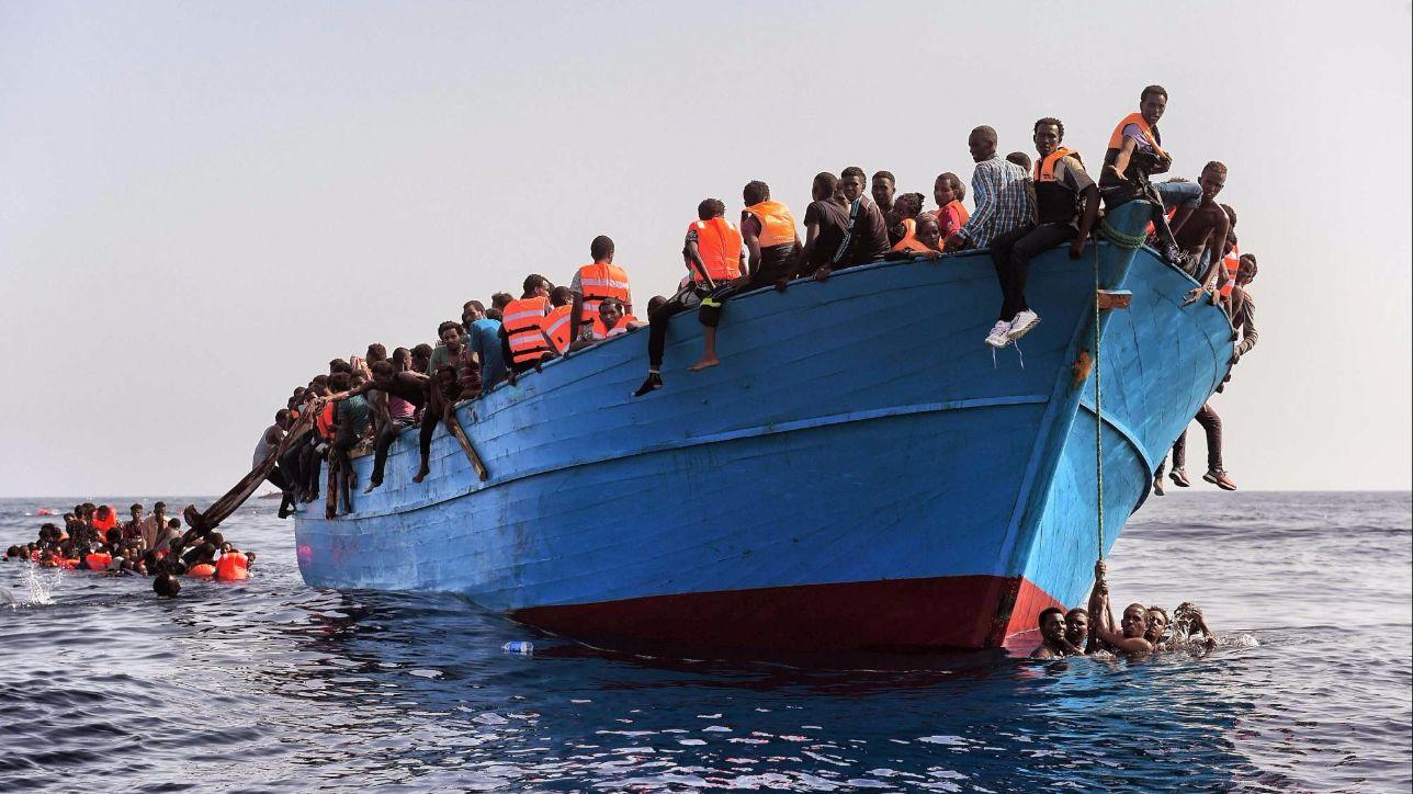 Un barcone di prua, con migranti a bordo