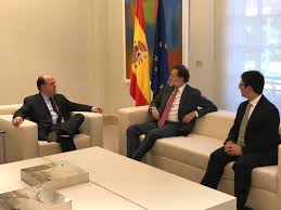 Il presidente del governo spagnolo, Mariano Rajoy, con Julio Borges e Freddy Guevara, presidente e vicepresidente del Parlamento venezuelano