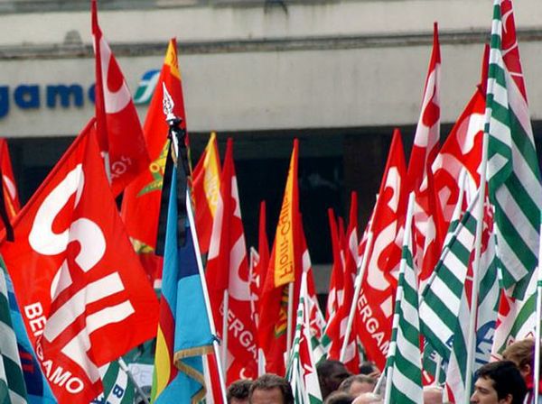 Bandiere dei diversi sindacati durante una manifestazione. Quota 100