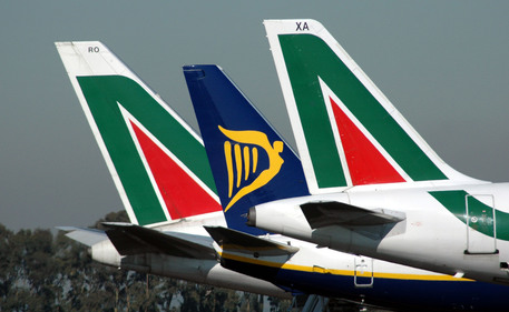 Aerei Alitalia e Ryanair all'aeroporto di Fiumicino, in un'immagine d'archivio.