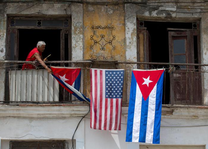 Cuba: La bandiera Usa e quella cubana esposte in un balcone di una casa a L'Avana nel 2016.