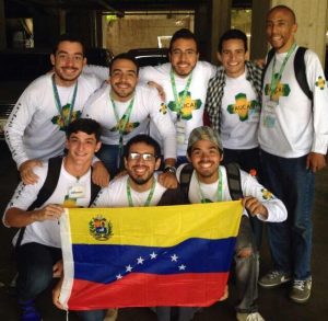 El joven ítalo-venezolano, Alfonso Garmendia (de rodilla a la izquierda) junto con su equipo de Primeros Auxilios UCAB