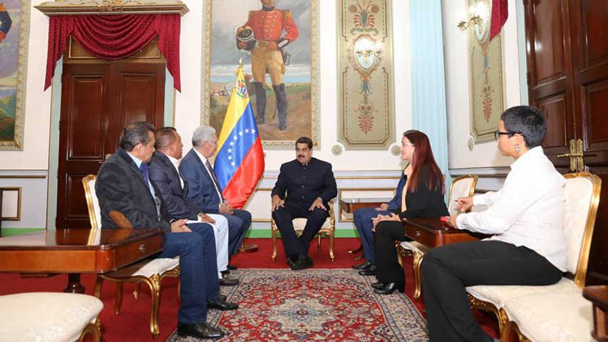 Presidente Maduro con i governatori dell'Opposizione