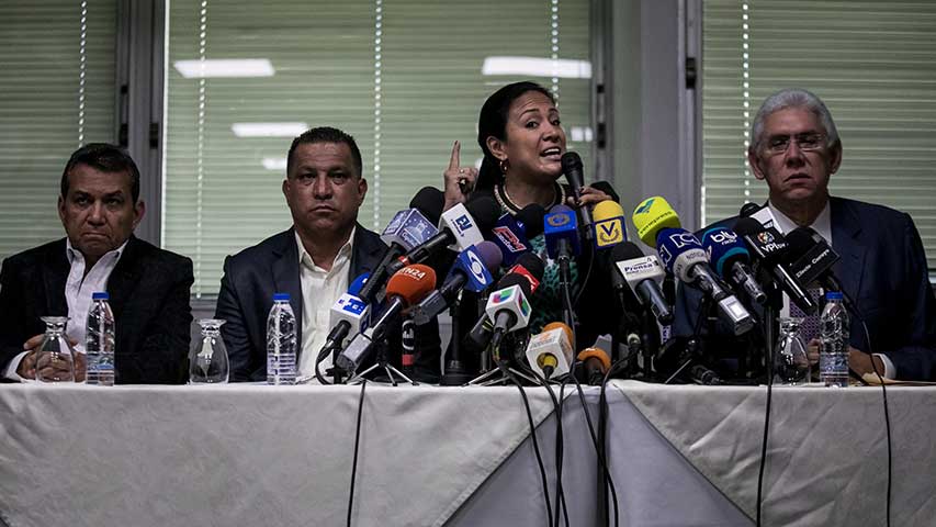 Gómez indicó que el secretario general de Acción Democrática (AD), Henry Ramos Allup, le advirtió que asistir a la juramentación no es garantía de que le respeten los recursos.
