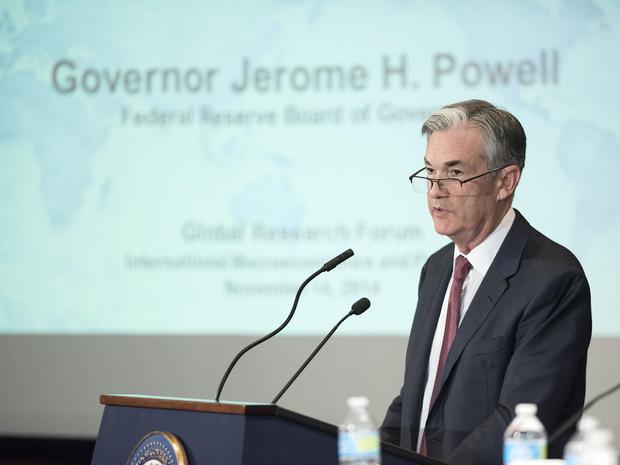 Il presidente della Fed Jerome Powell parla dal podio durante una conferenza.