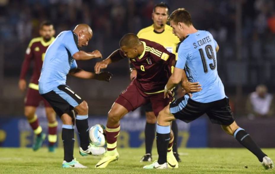 Rondón con la maglia della nazionale contrastato da due avversari