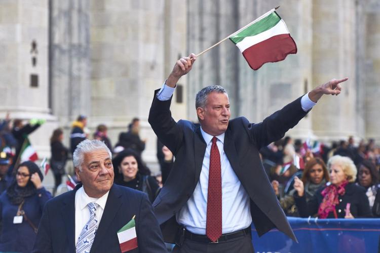 Il sindaco di NY De Blasio sfila durante il Columbus Day del 2016