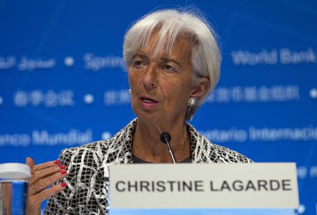 Christine Lagarde parla dal podio in una conferenza.