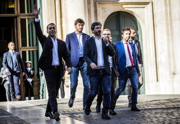 Il deputati del M5s Luigi Di Maio, Alessandro Di Battista e Roberto Fico durante la manifestazione di protesta del M5S davanti Montecitorio contro la fiducia posta dal Governo alla Camera sulla legge elettorale Rosatellum.