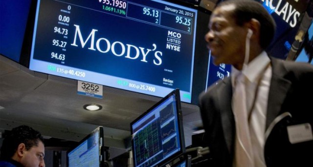 Su uno schermo gigante il nome dell'agenzia di rating "Moody's"