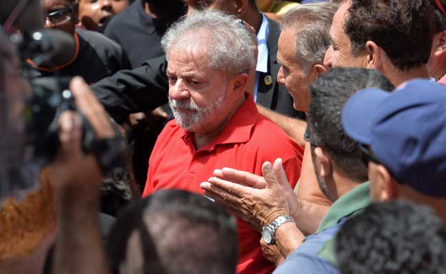 Lula da Silva, in camicia rossa, circondato dei suoi sostenitori