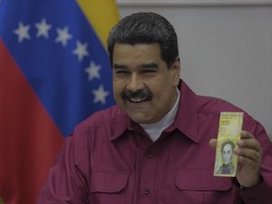 Nicolás Maduro anunció la emisión del billete de 100 mil bolívares. De acuerdo a los expertos, es esta una clara admisión de que en Venezuela la inflación se ha transformado en hiperinflación