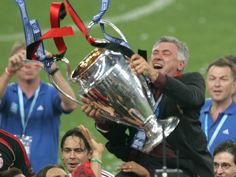 Ancelotti alza la coppa della Champions in un'immagine d'archivio.
