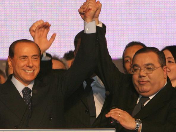 Silvio Berlusconi alza il braccio a Sergio De Gregorio in segno di vittoria