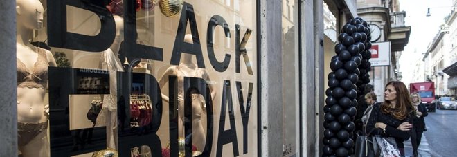 Vetrina con annuncio del Black Friday in un negozio di Roma.