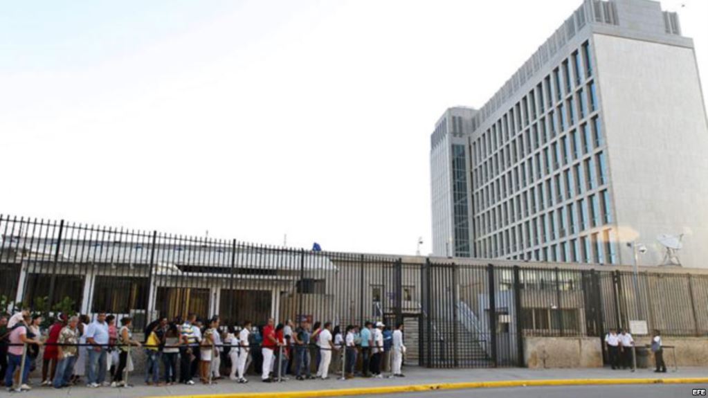 L'Avana: cubani in fila per entrare all'ambasciata americana