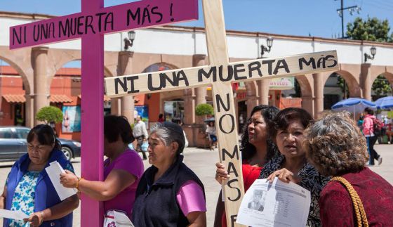 Messico. Una manifestazione di protesta delle donne messicane contro la violenza, portando croci di legno.