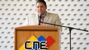 El rector principal del CNE, Luis Emilio Rondón, denunció que el partido oficialista, Psuv, violó las normas electorales durante la campaña.