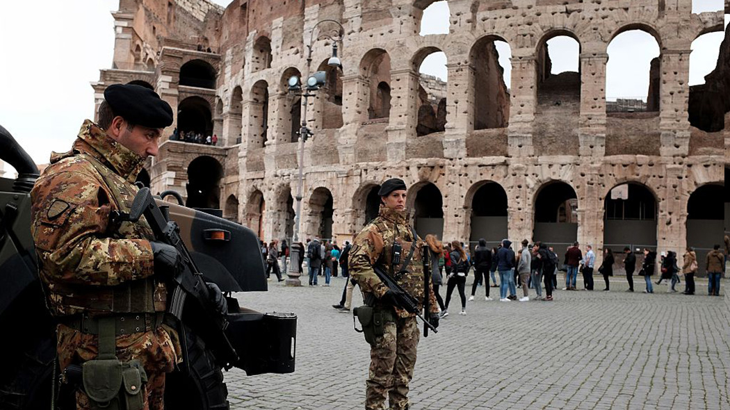 Forze Armate al Colosseo e Fori imperiali, Roma.