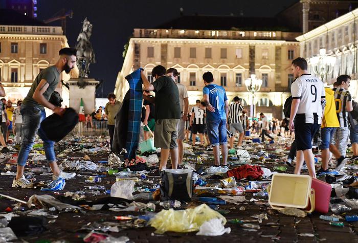 Piazza San Carlo dopo la pazza fuga dei tifosi.