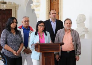 Delcy Rodríguez ha informato che potranno usufruire delle nuove disposizioni approvate dall'Anc quasi un centinaio di giovani detenuti e processati dai tribunali civili e militari accusati di aver provocato disordine pubblico nel 2014 e nel 2017