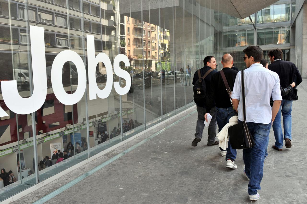 Usa: Ragazzi camminano davanti ad un tabellone con la scritta "Jobs"