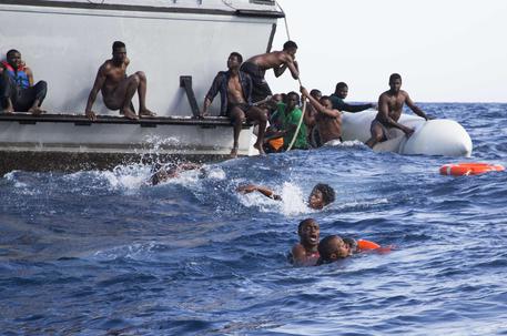 Naufragio di barcone con migranti nel Mediterraneo.