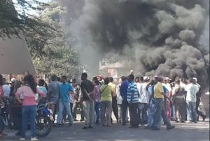 Ciudadanos provenientes de los sectores Andrés Eloy Blanco, Guarapiche y Campeche cerraron la avenida Rotaria en el estado Sucre.