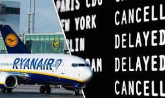 Un aereo della Ryanair e il tabellone dei ritardi e voli cancellati