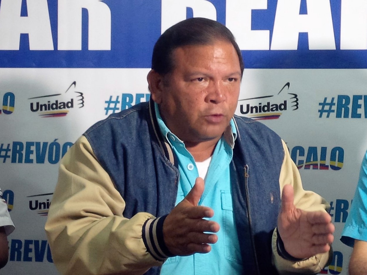 El político Andrés Velásquez declara en una conferencia de prensa