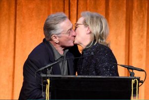 Robert De Niro y Meryl  Streep sorprendieron con un cariñoso beso recordando cuando protagonizaron la película romántica Falling In Love