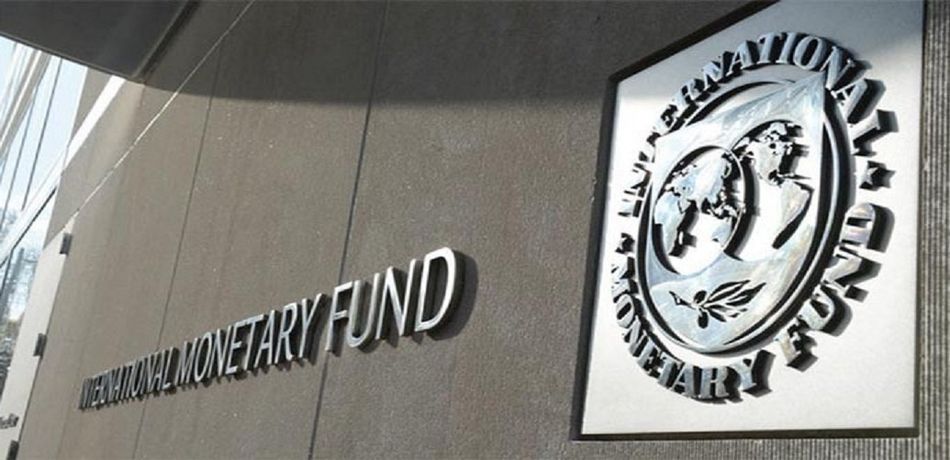 Il logo del FMI all'ingresso della sede