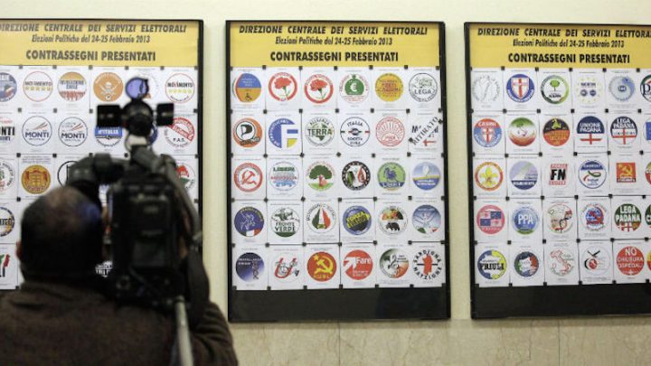 Affissioni con le liste elettorali. (Foto archivio)