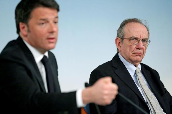 L'ex presidente del Consiglio Matteo Renzi e l'ex ministro dell'Economia Pier Carlo Padoan durante una conferenza stampa.