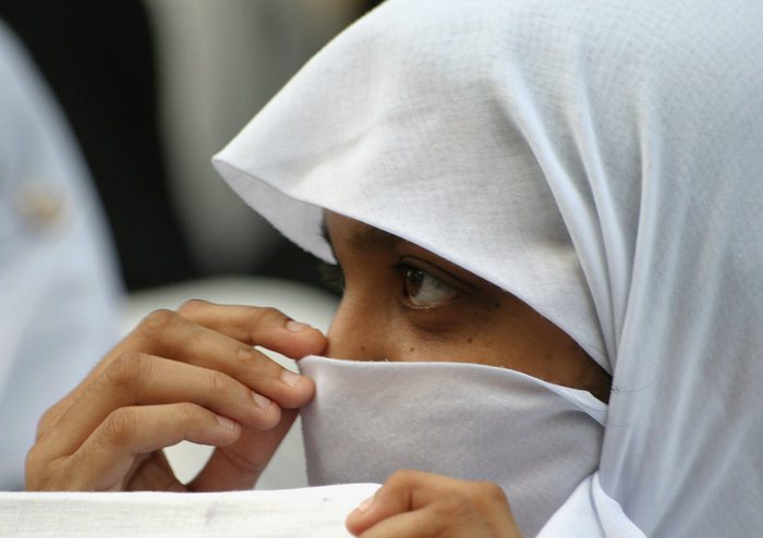 Una ragazza con il tipico velo utilizzato dalle donne islamiche