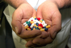 Varietà di farmaci nelle mani di un farmacista.