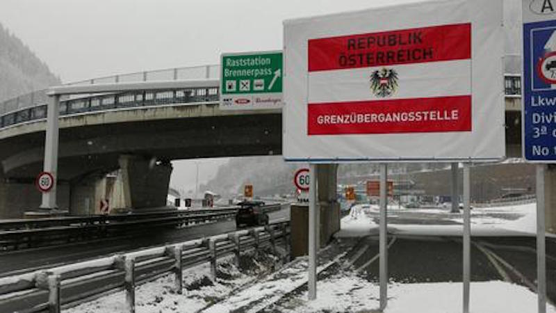 Cartello di confine al Brennero.