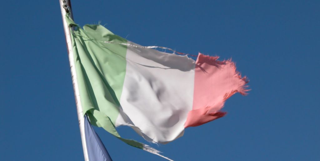 Bandiera italiana strappata dal vento.