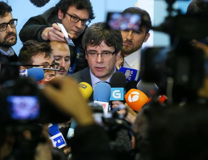 Carlos Puigdemont circondato dai giornalisti dà dichiarazioni.