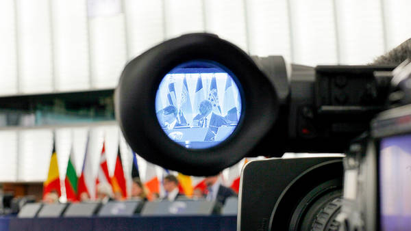 L'obiettivo di una telecamera sul parlamento europeo.. Nazionalisti