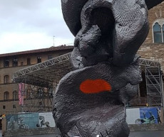 Imbratta statua Fischer in piazza Signoria.