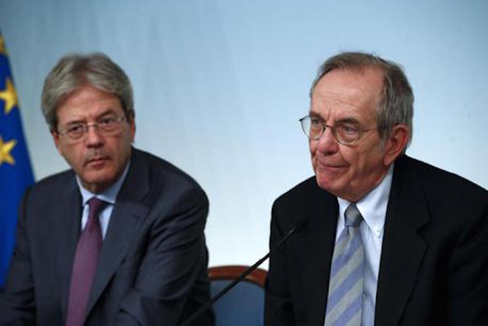 A sinistra il presidente del Consiglio Paolo Gentiloni e a destra il ministro dell'Economia e delle Finanze Pietro Carlo Padoan in conferenza stampa.