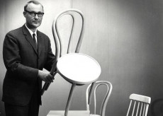 Nella foto Ingvar Kamprad, il fondatore di Ikea, con una sedia in mano.