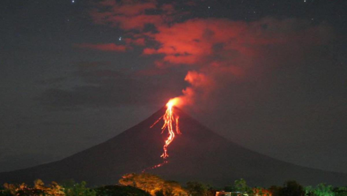 Il Mayon in eruzione nelle Filippine.