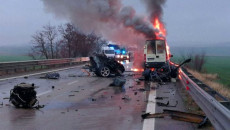 Incidente stradale, un'auto in fiamme ed una distrutta in mezzo alla corsia.